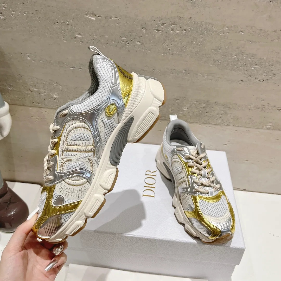 👟👟Ex-factory price 560👟👟 (top version) The latest hot model, the star model 2024 main hot product, the newly released Dior Dior Chrono new casual sports shoes, running shoes and dad shoes are really cool, full of futuristic feeling! Really cool! Once again interpreting Dior's concept of cool fashion, the lucky star will bless you with good luck. The new EVA sole is super light and super soft! A perfect replica of the original! Fully matched material and mold! ! 35-40
